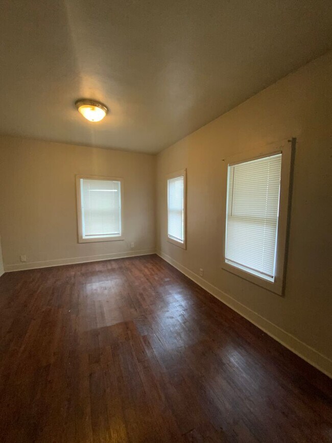 Foto del edificio - 3-Bedroom, 1-Bathroom Home – $950/Month - MISHAWAKA