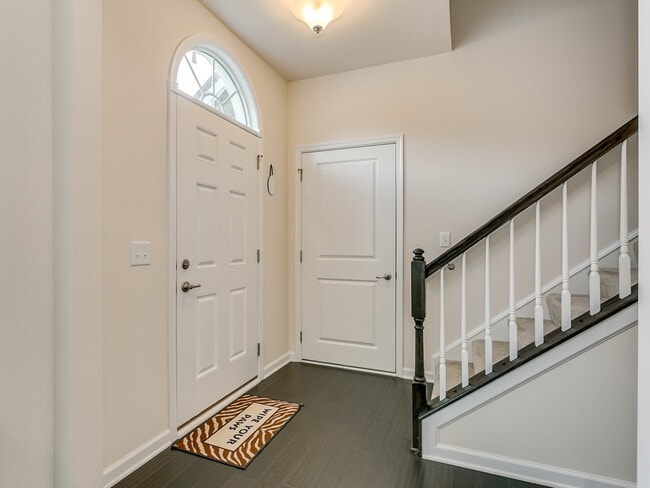 Building Photo - Lovely 3 Bedroom 2.5 Bath Townhouse, Easy ...