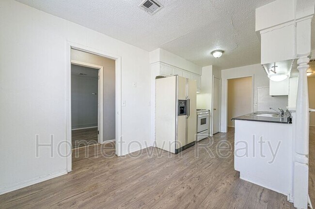 Building Photo - 800 Willow Brook Dr