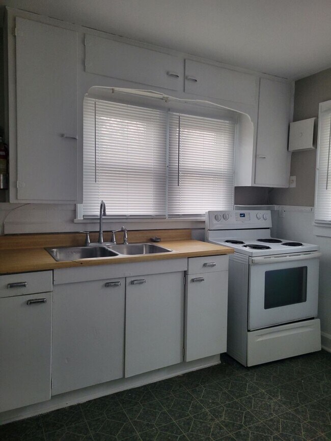 Foto del edificio - AUGUST MOVE IN! Nice 4 Bedroom Home Close ...