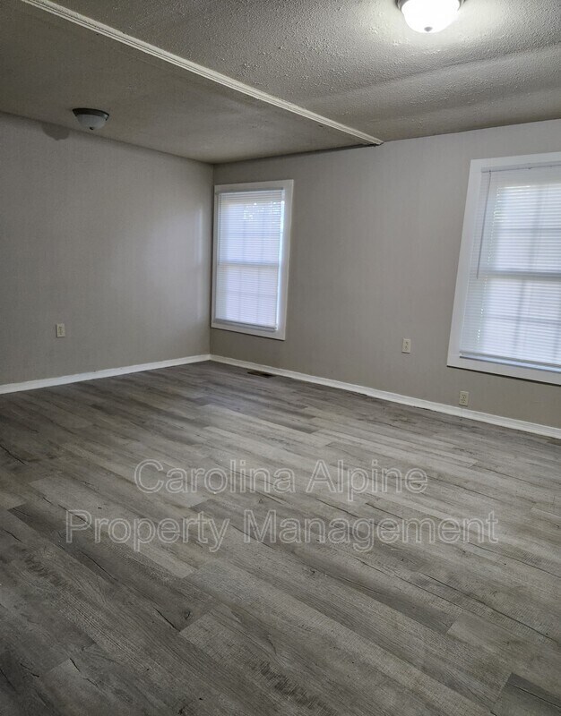 Foto del edificio - 513 Buckle Bee Rd