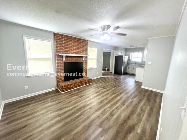 Foto del edificio - 3 Bed, 2 Bath Home with Carport / Pet-Friendly / Coming Soon!