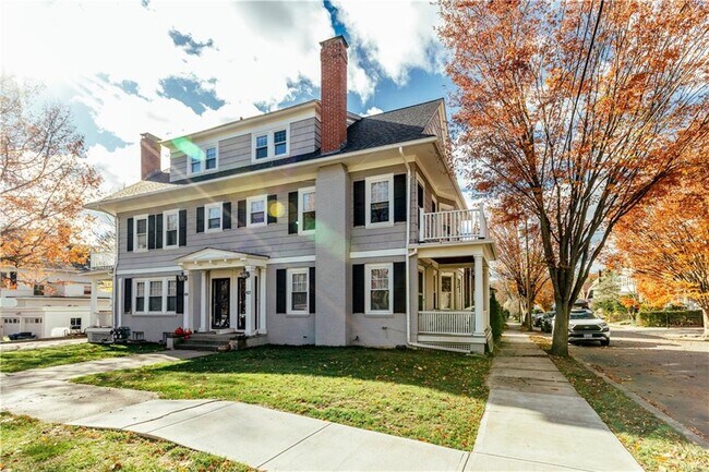 Foto del edificio - 422 Wayland Ave