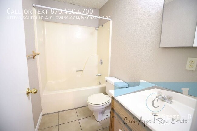 Building Photo - First month move in special 500!!! 2 bed /...