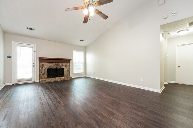 Foto del edificio - 462 Sherwood Cir