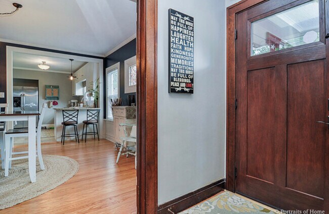 Building Photo - 328 E Elm St
