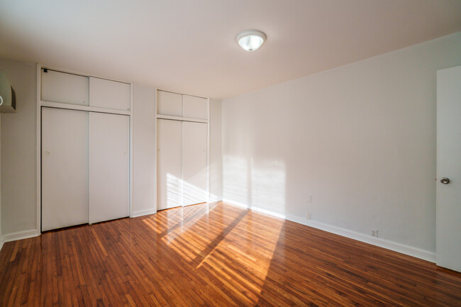 Foto del edificio - 7927-7931 East Dr