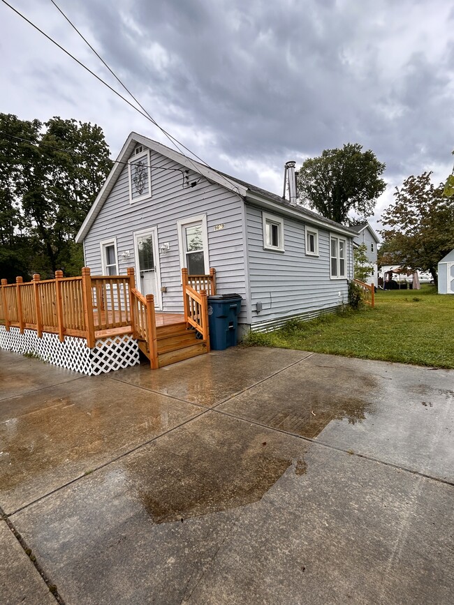 Building Photo - 9609 Maplewood St