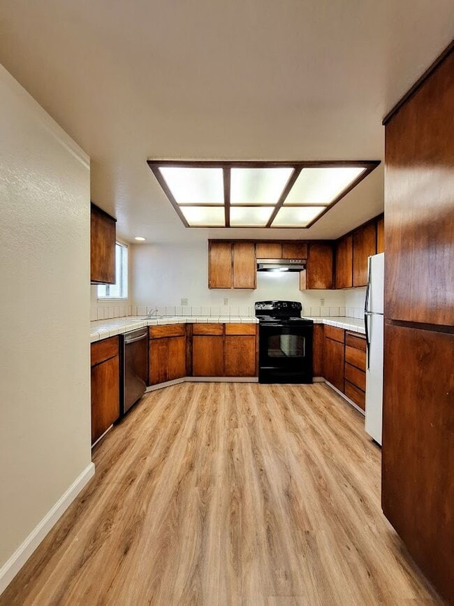 Foto del edificio - Spacious Second Floor 1bd Condo With Laundry In Unit, Pool, Balcony, & Carport!
