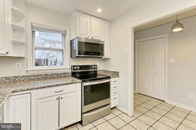 Building Photo - 1024 N Monroe St