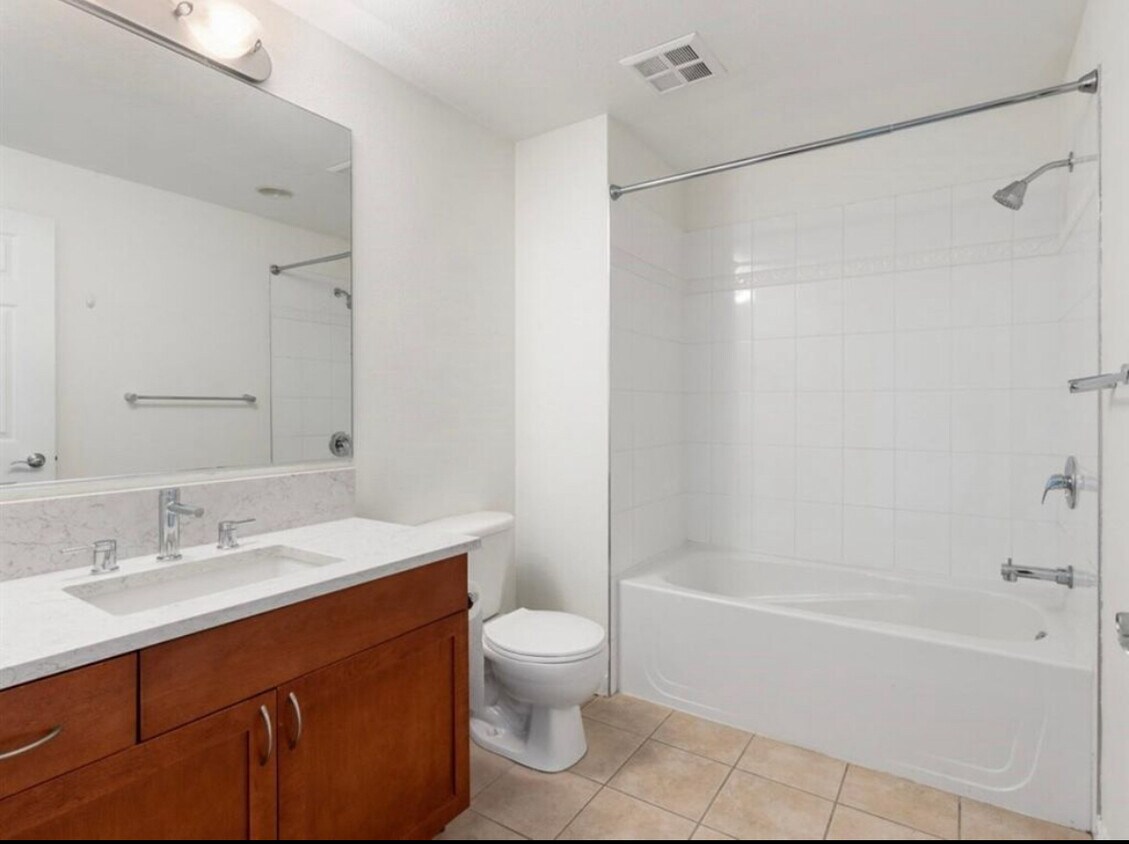 Foto principal - 1240 India St