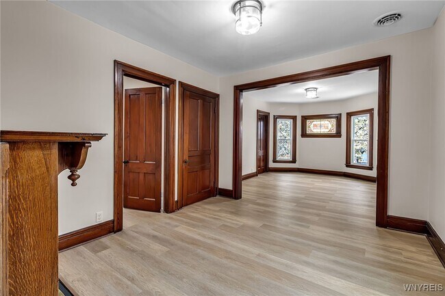 Foto del edificio - 404 Parkdale Ave