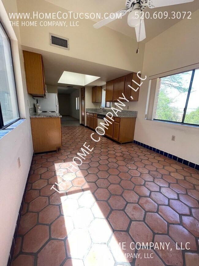 Building Photo - 8725 N Coral Ridge Loop - Beautiful Hillto...