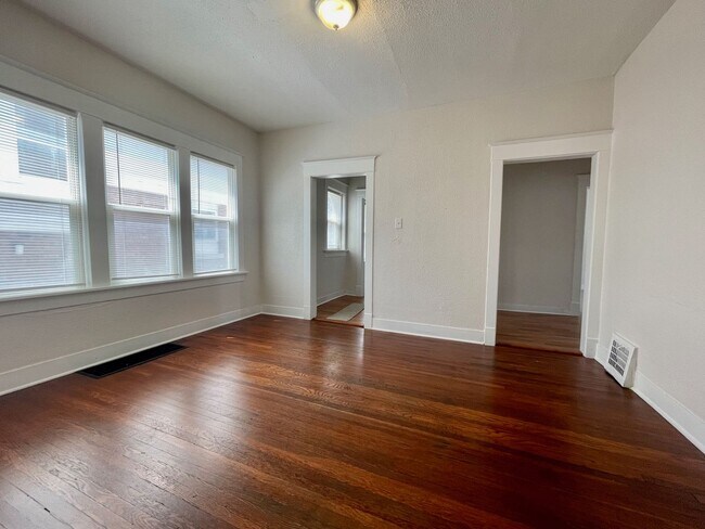 Foto del edificio - 3906-3908 Clark Avenue