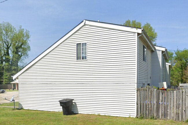 Foto del edificio - 4102 Greenwood Dr