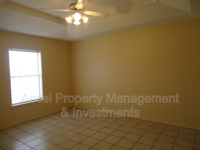 Building Photo - 1201 W Carmen Ave