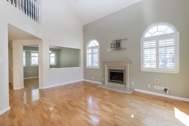 Building Photo - 3 Bed / 2.5 Bath bright and spacious home ...
