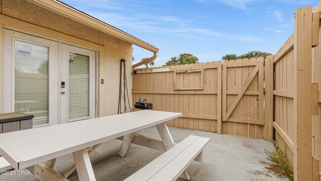 Foto del edificio - 17462 Front Beach Rd