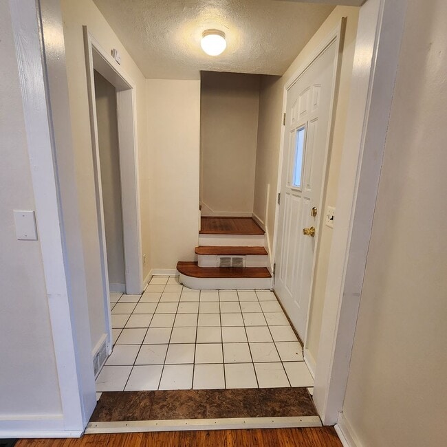 Building Photo - Cute 2/3 Bedroom Single Family House Available Soon