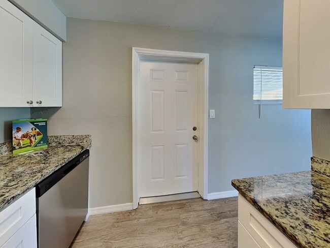 Building Photo - 4113 Lake Lawne Ave