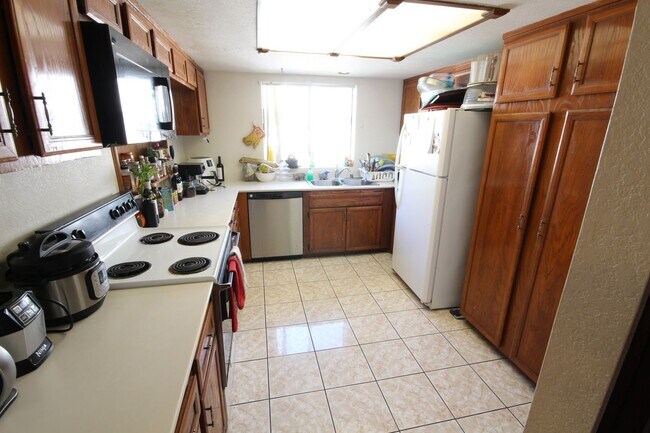 Building Photo - Spacious 3 Bedroom + Bonus Room Townhome with 2-car garage