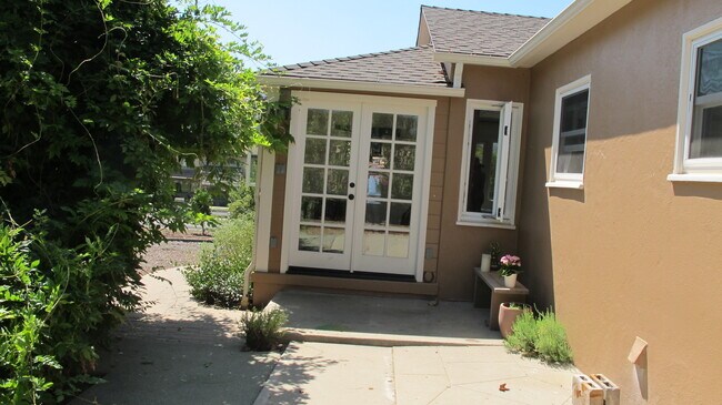 Building Photo - 360 Saddle Ln