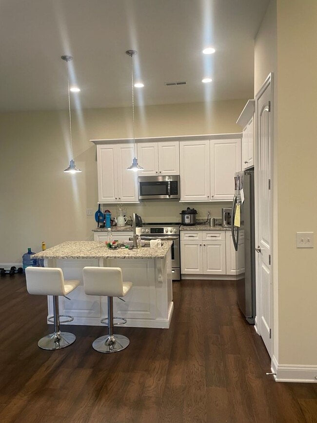 Building Photo - 3 BR 2.5 Bath Townhouse