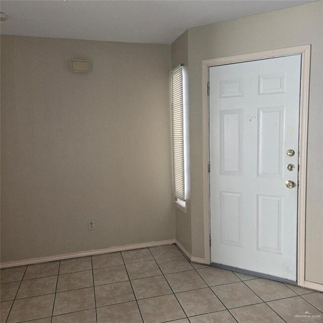 Building Photo - 13 W Daffodil Ave