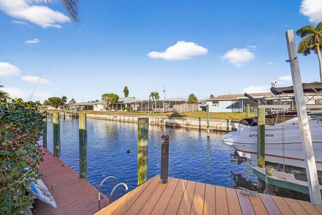 Foto del edificio - Pool Home Direct Access canal 3 Bedroom