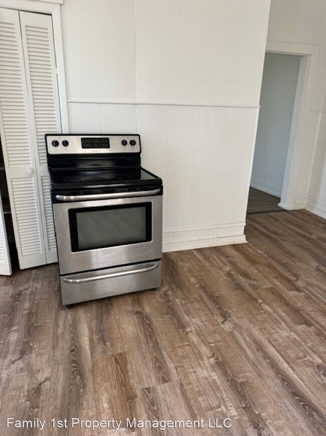 Building Photo - 3 br, 1.5 bath House - 400 South Vine Stre...