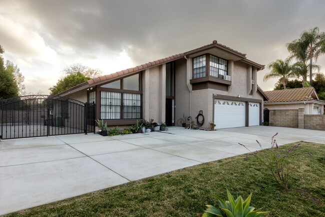 Foto del edificio - Large 5bd Home in Northridge with Pool!