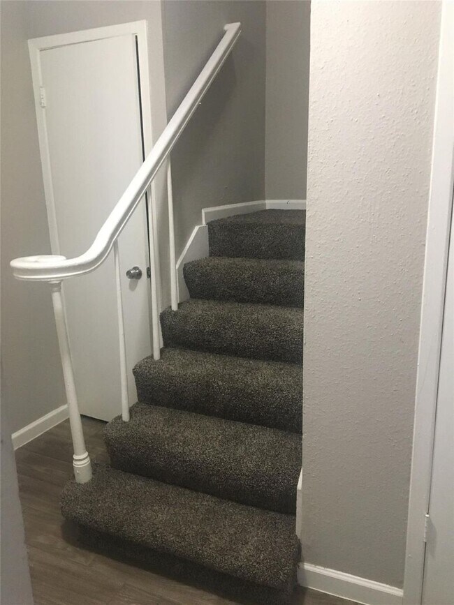 Building Photo - 2 Bedrooms / 1.5 bathrooms townhouse