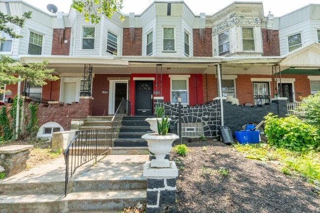 Building Photo - Newly rehabbed 3 bedroom 1.5 bath unit