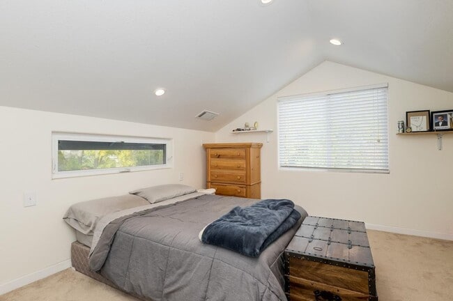 Foto del edificio - BRIGHT, OPEN LAYOUT SUNNYVALE HOME