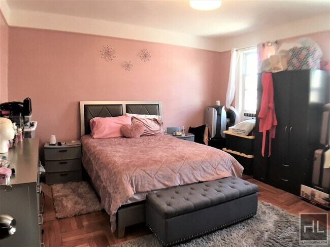 Foto del edificio - RENOVATED 3  SUPER HUGE & BRIGHT 3 BEDROOM...