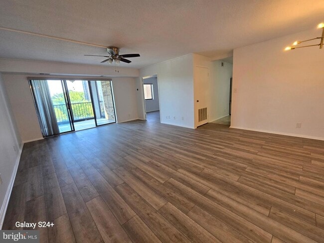 Building Photo - 5902 Mt Eagle Dr