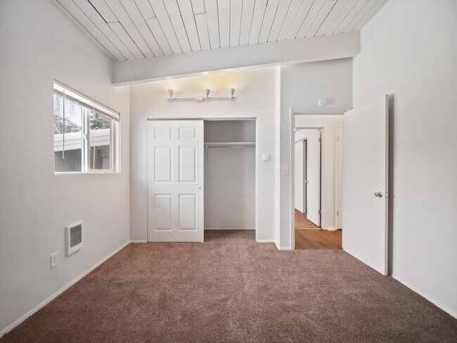 Foto del edificio - RENOVATED 2BD/1BA MILLWOOD APARTMENT | A/C | COVERED PARKING | PET FRIENDLY | AVAIL UPON REQUEST