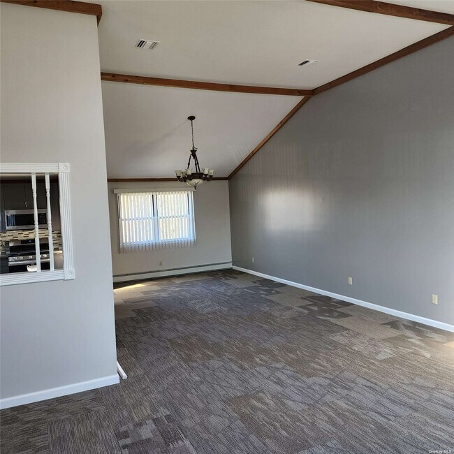 8 Carman Mill Rd, Massapequa, NY 11758 Room for Rent in Massapequa