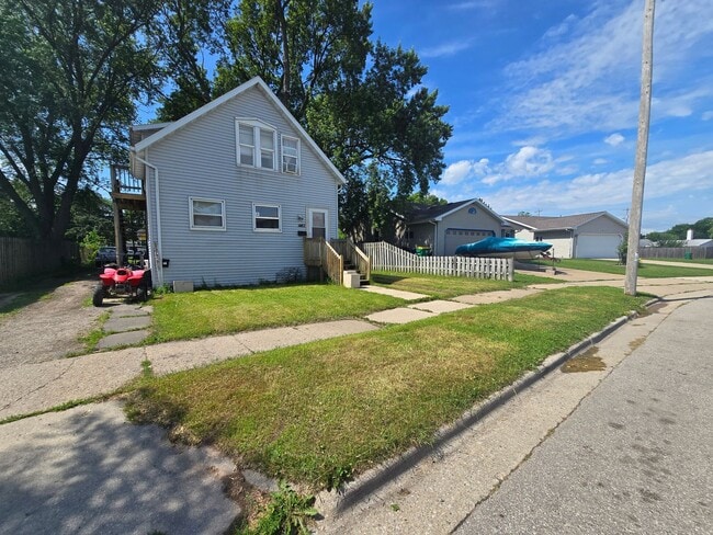 Building Photo - 1482 Elm St