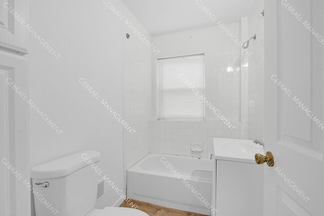 Building Photo - 2744 Sloan St
