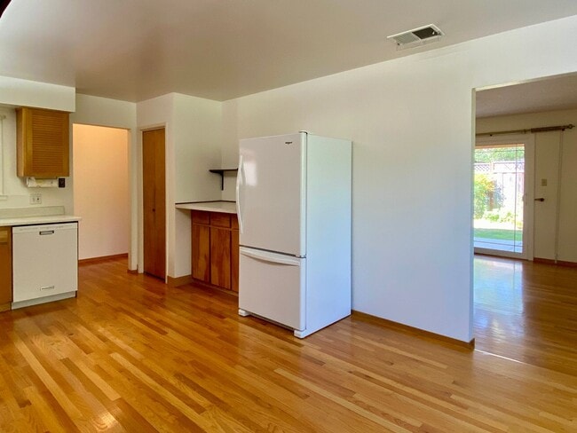 Building Photo - Charming 3 Bedroom 2 Bath Single Family Ho...