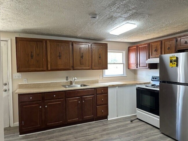 Foto del edificio - Introducing a charming 3-bedroom, 1.5-bath...