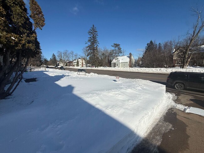 Building Photo - Duluth MN 6-Bedroom - 2-Bath - 2-Car Garage