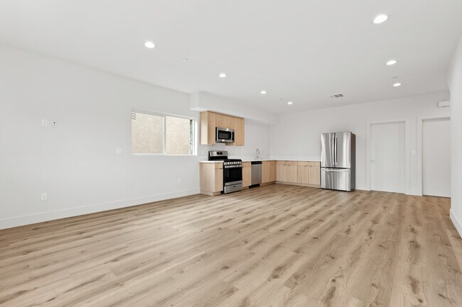 Building Photo - 6941 Simpson Ave