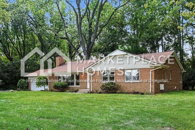 Foto del edificio - 1220 E Square Lake Rd