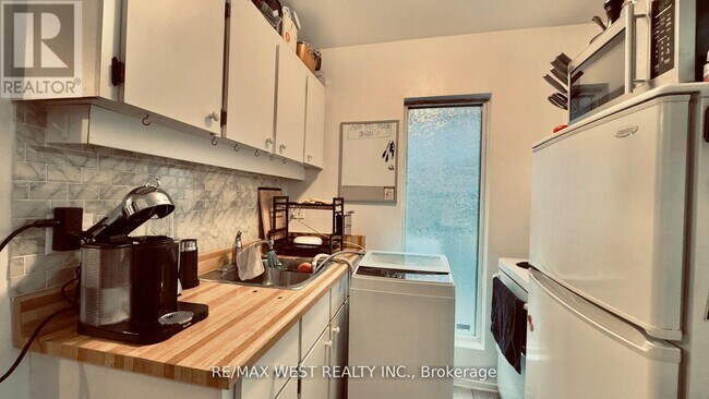 Photo du bâtiment - 1061 Bathurst St