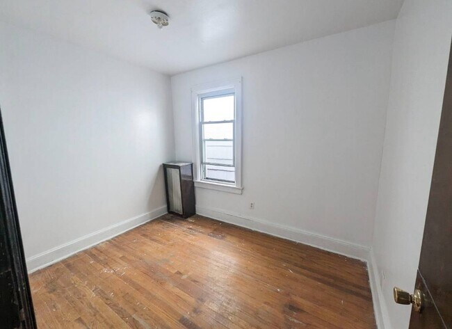 Foto del edificio - 636 Van Nest Ave