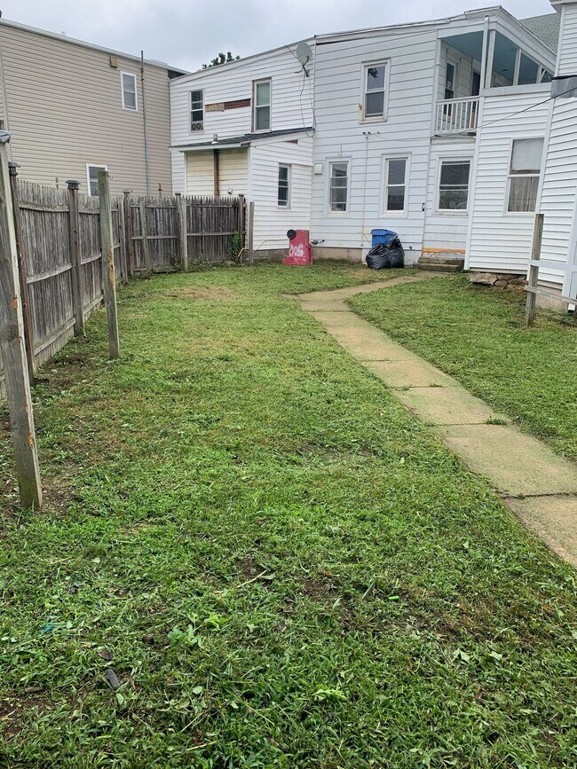 Building Photo - 5012 Kutztown Rd