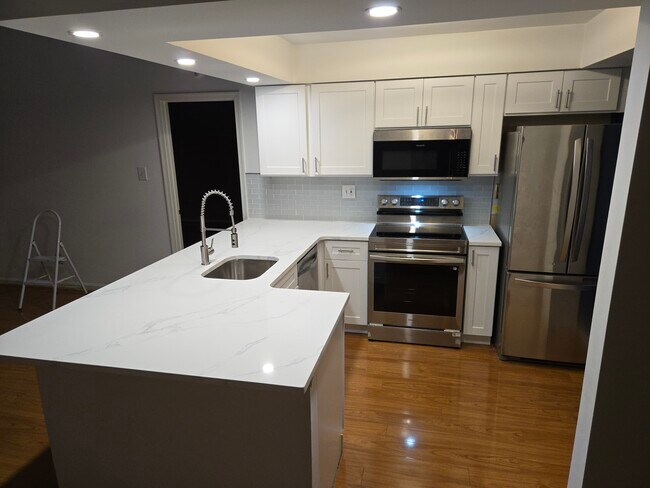 Foto del edificio - 1221 Eagles Ridge Dr