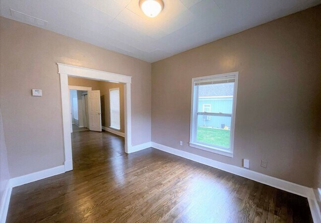 Building Photo - 2 Bed 1 Bath Home!